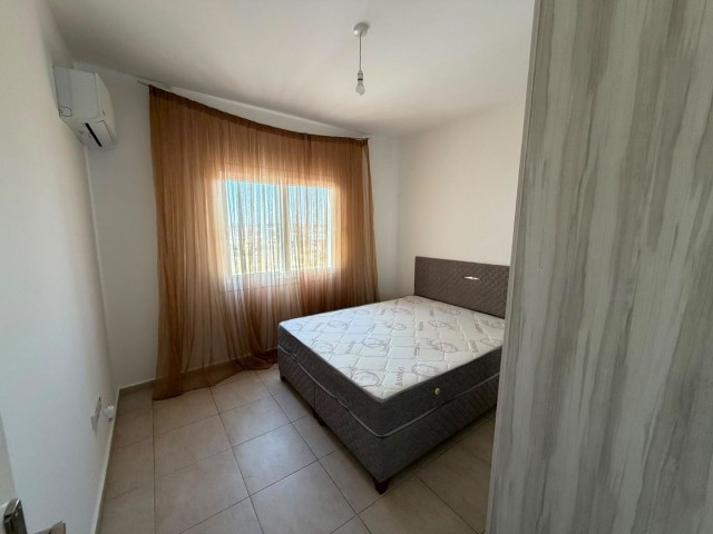 Gazimağusa Yeni Boğaziçi'de 3+1 Yarı Eşyalı Daire - Şehir ve Dağ Manzarası ile Satılık! - Fotoğraf 2