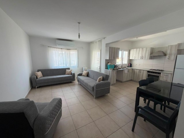 Gazimağusa Yeni Boğaziçi'de 3+1 Yarı Eşyalı Daire - Şehir ve Dağ Manzarası ile Satılık! - Fotoğraf 3