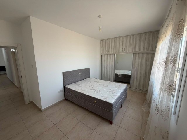 Gazimağusa Yeni Boğaziçi'de 3+1 Yarı Eşyalı Daire - Şehir ve Dağ Manzarası ile Satılık! - Fotoğraf 4