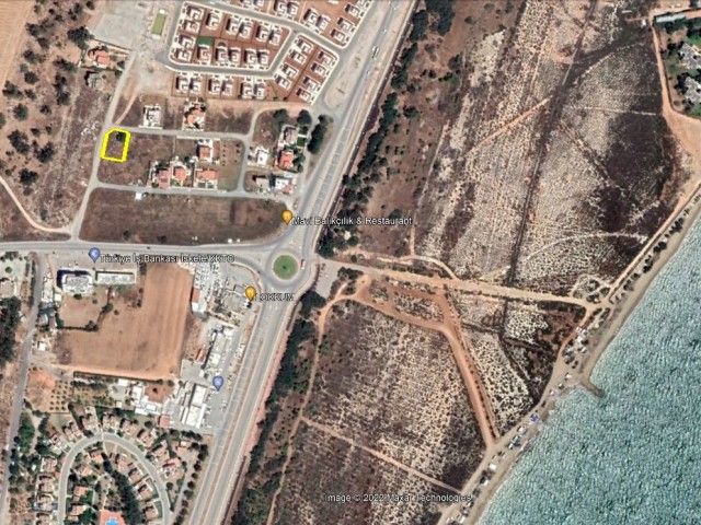 İskele'de ev veya villa yapımına uygun satılık köşe arsa - Fotoğraf 1