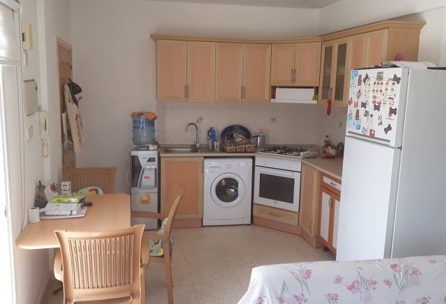 Lefkoşa Kızılbaş Bölgesinde Aile Apartmanında Caddeye Yakın Eşyalı Teraslı 2+1 Penthouse Daire - Fotoğraf 1