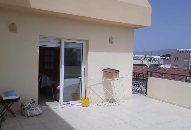 Lefkoşa Kızılbaş Bölgesinde Aile Apartmanında Caddeye Yakın Eşyalı Teraslı 2+1 Penthouse Daire - Fotoğraf 2