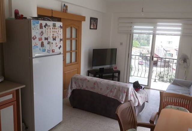 Lefkoşa Kızılbaş Bölgesinde Aile Apartmanında Caddeye Yakın Eşyalı Teraslı 2+1 Penthouse Daire - Fotoğraf 3