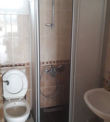 Lefkoşa Kızılbaş Bölgesinde Aile Apartmanında Caddeye Yakın Eşyalı Teraslı 2+1 Penthouse Daire - Fotoğraf 4
