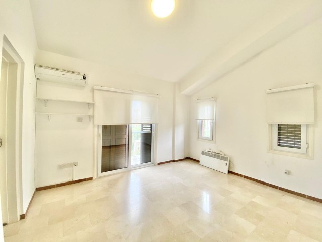 Girne Dogankoy Bellapais yolu uzerinde havuzlu site içerisinde 3+1 Satılık Tripleks Villa!