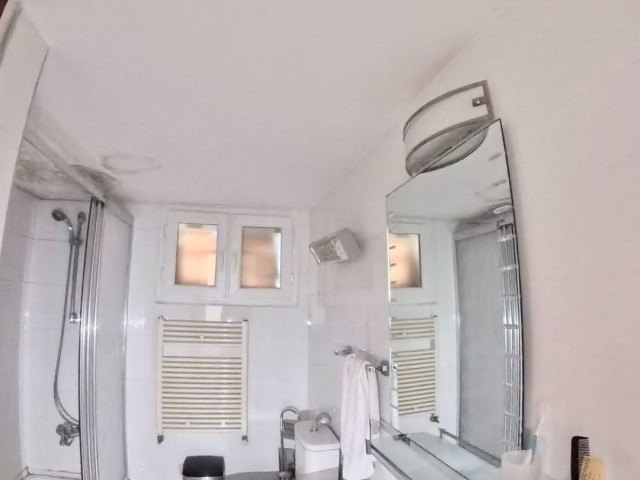 Girne’nin en prestijli bölgelerinden Bellapais / Çiçeklibayır’da yer alan, deniz ve şehir manzaralı bu özel villa yeni sahibini bekliyor.