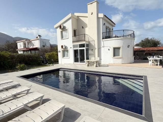 Girne Ozanköyde Satılık İyi Durumda Müstakil Havuzlu 3+1 Villa