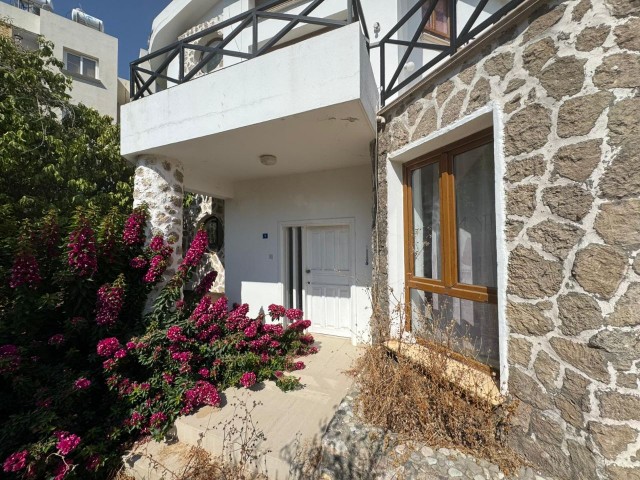 Girne, Lapta’ da 3+1, 290 m2, Havuzlu ve Geniş Bahçeli Satılık Tripleks Villa - Fotoğraf 1