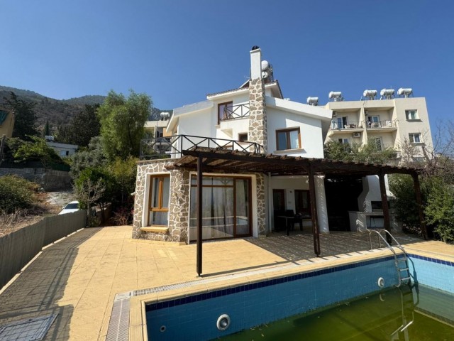 Girne, Lapta’ da 3+1, 290 m2, Havuzlu ve Geniş Bahçeli Satılık Tripleks Villa - Fotoğraf 3