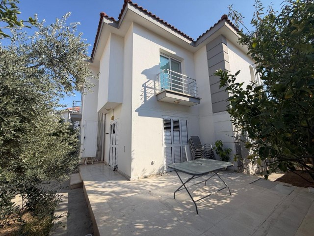 Lefkoşa Gönyeli’ de Geniş Bahçeli Masrafsız, 3+1, 200m2, Türk Malı Satılık Villa - Fotoğraf 1