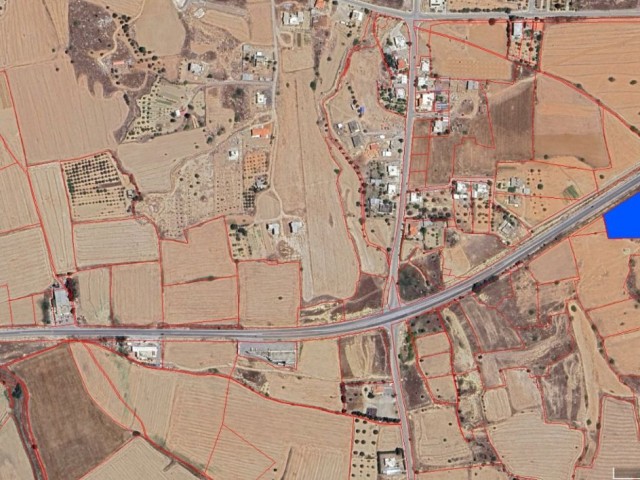 Lefkoşa Çukurova'da Anayol Üstü 2.5 Dönüm Satılık Arazi - Fotoğraf 1