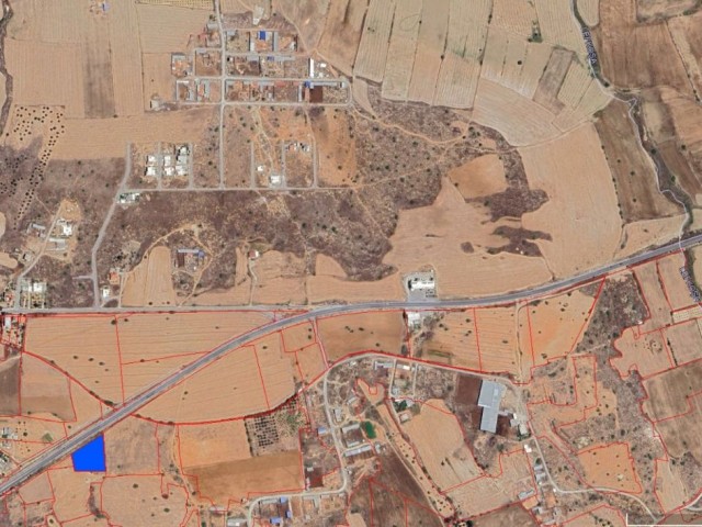 Lefkoşa Çukurova'da Anayol Üstü 2.5 Dönüm Satılık Arazi - Fotoğraf 4
