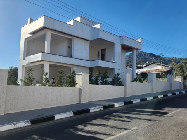 Girne Alsancak’ta 3+1, 200 m2 Satılık Özel Havuzlu Bahçeli Villa - Fotoğraf 4