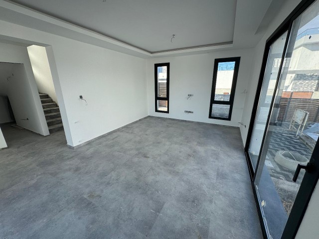 Girne Alsancak’ta 3+1, 168m2 Dağ ve Deniz Manzaralı Satılık Dubleks Villa - Fotoğraf 1