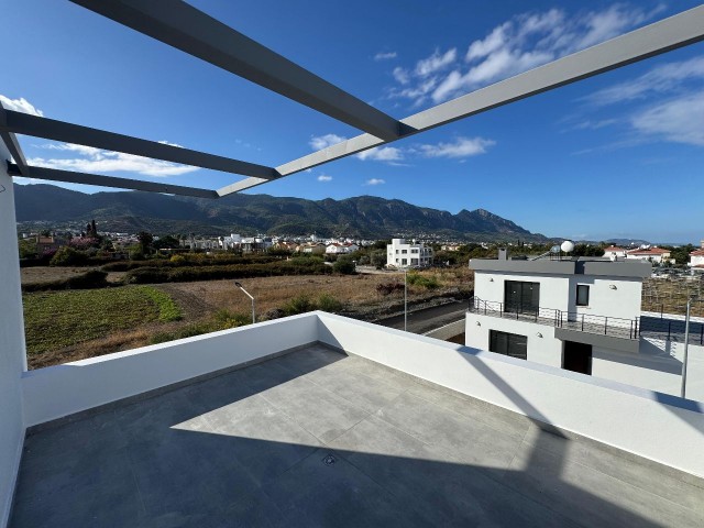 Girne Alsancak’ta 3+1, 168m2 Dağ ve Deniz Manzaralı Satılık Dubleks Villa - Fotoğraf 2