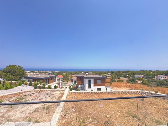 Girne Çatalköyde Lüks 4+1 350 m² Triplex Havuzlu Villa