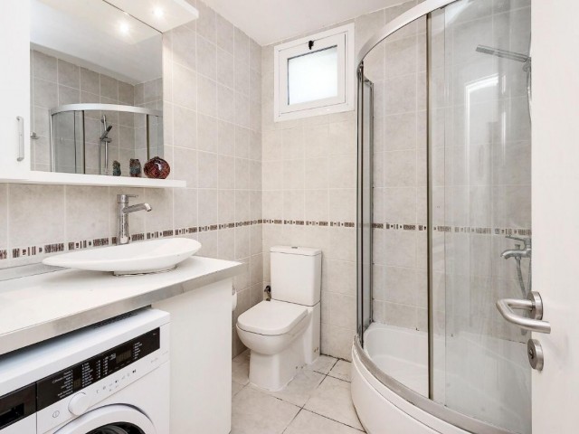 Girne Ozanköy’ de Ana Caddeye Çok Yakın, 6+1, 390m2, 715m2 Arsası, Ticari izinli, Satılık Villa