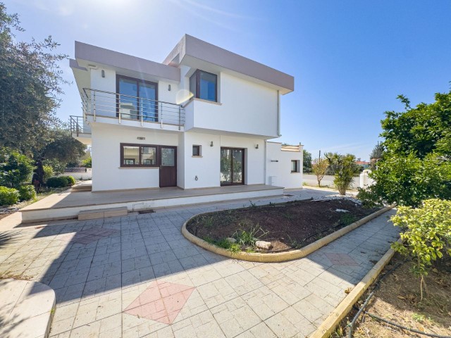 Girne Zeytinlik bölgesinde 540 m2 arsa içerisinde, 4+1 220 m2 satılık müstakil villa