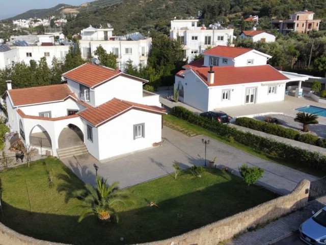 Alsancak'ta 1,052 m2 tam müstakil ve Bakımlı Bahçe İçerisinde Satılık 4+1 Dubleks Villa - Fotoğraf 1