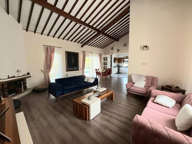 Alsancak'ta 1,052 m2 tam müstakil ve Bakımlı Bahçe İçerisinde Satılık 4+1 Dubleks Villa - Fotoğraf 4
