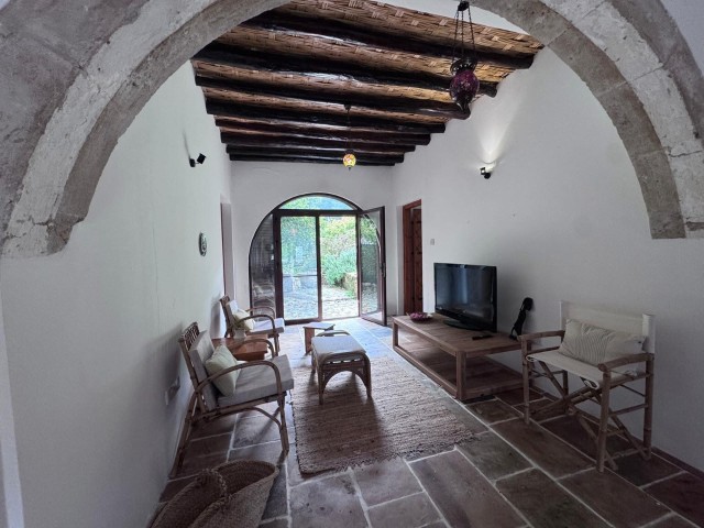 🌿 Bellapais’te Eşsiz Manzaraya Sahip Otantik Villa - Fotoğraf 2