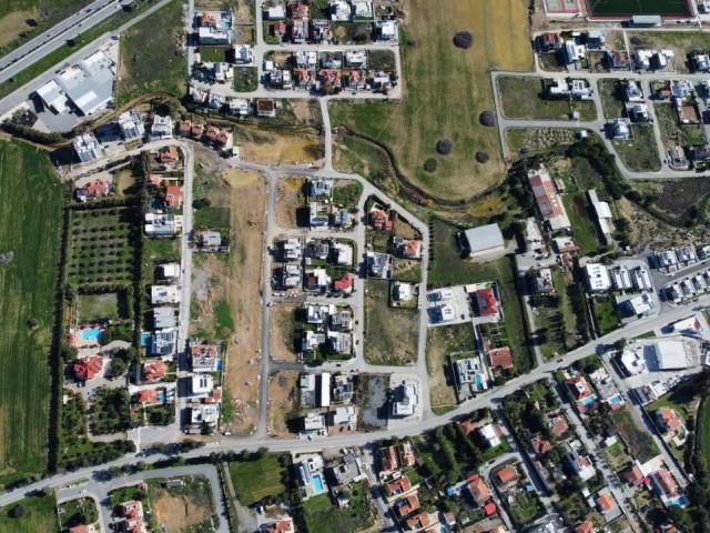 Girne Boğaz’da merkezi konumda Türk tapulu satılık ticari izinli arsa - Fotoğraf 1