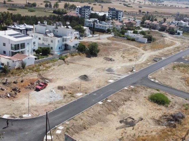 Girne Boğaz’da merkezi konumda Türk tapulu satılık ticari izinli arsa - Fotoğraf 2
