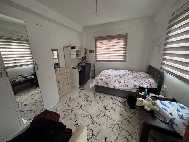 Karşıyaka’da ortak bahçeli eşyasız satılık 2 + 1 bahçe katı daire - Fotoğraf 2