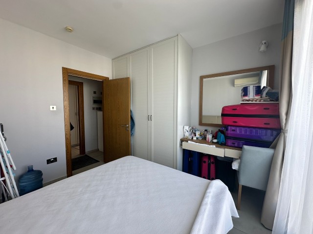 Alsancakta nezih havuzlu site içerisinde çatı teraslı 2+1 eşyalı satılık daire - Fotoğraf 2