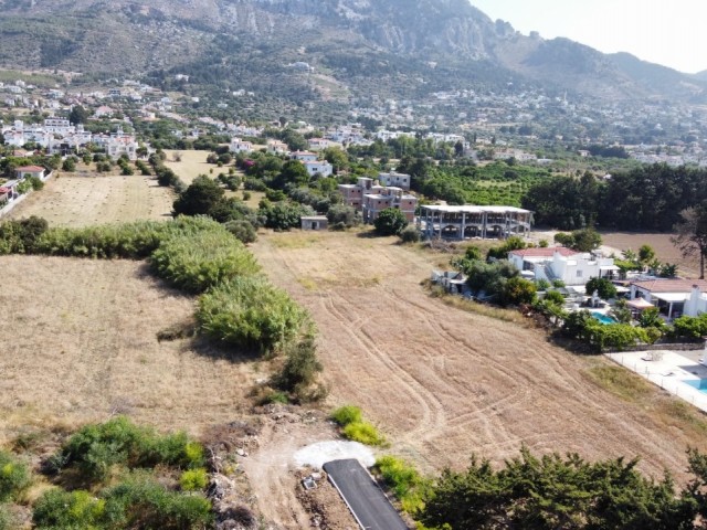 lapta’da denize 300 metre mesafesinde dağ ve deniz manzaralı %40 imarlı arazi - Fotoğraf 1