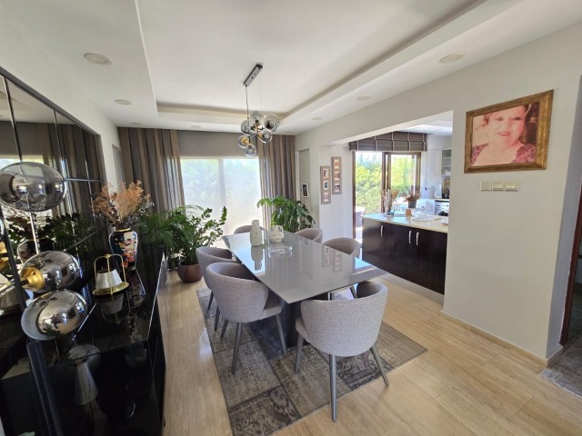 Edremit’te çok güzel konumda 850 m2 bahçeli full eşyalı 3+1 satılık villa - Fotoğraf 2
