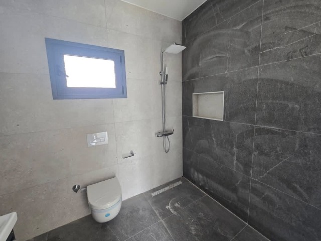 Girne Alsancak bolgesinde müstakil bahçe îçerisinde özel yüzme havuzlu SATILIK 4+1 LÜKS VİLLALAR..