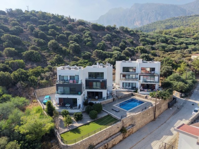 Girne Alsancak'ta önü kesilmez deniz manzaralı ve havuzlu butik site içerisinde zemin katta SATILIK 2+1 DAİRE ..