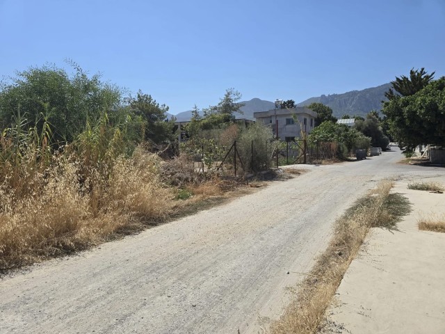 Girne zeytinlik’te deniz tarafında girne merkeze çok yakın bir konumda tüm altyapısı hazır 640 metre² satılık arsa