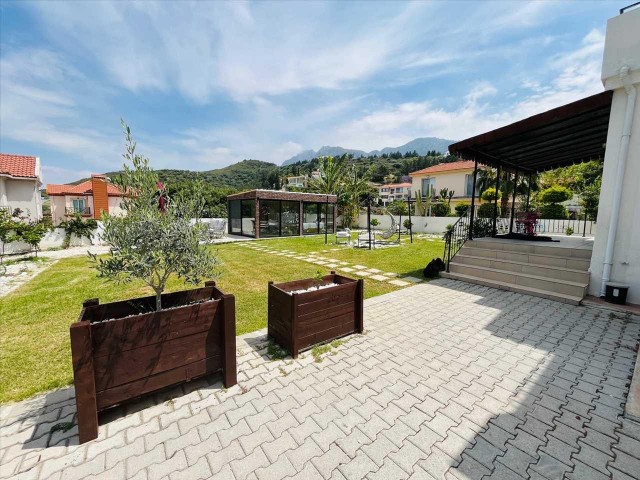 (05338312383)Girne yeşiltepe bölgesinde satılık 4+1 villa
