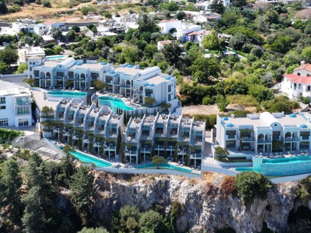 Girne Lapta'da ''SANTORİNİ'' esintisi , Harika lokasyon , önü kesilmez deniz manzarası ile benzersiz Akdeniz tarzını bir arada bulabileceğiniz otantik bir site yaşamı