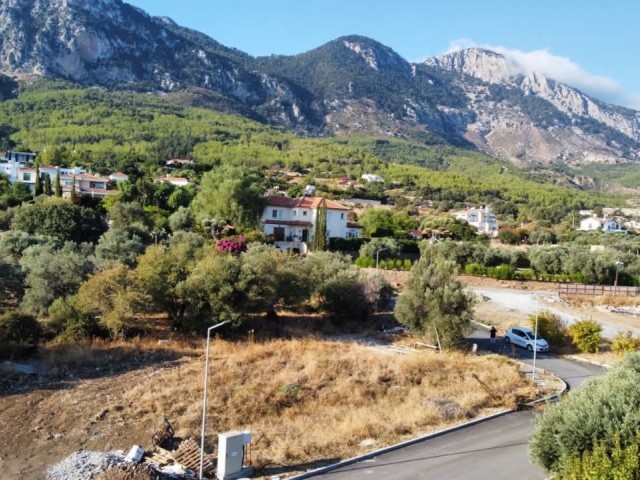 Laptada dağ ve deniz manzaralı 643 m2 villa yapımına uygun satılık arsa - Fotoğraf 1