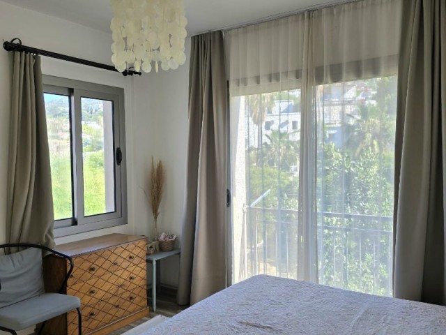 Lapta, Girne’de Satılık Tam Eşyalı 3+1 Daire, 5 Balkonlu, Ortak Havuzlu ve Geniş Ortak Çatı Teraslı - Fotoğraf 1