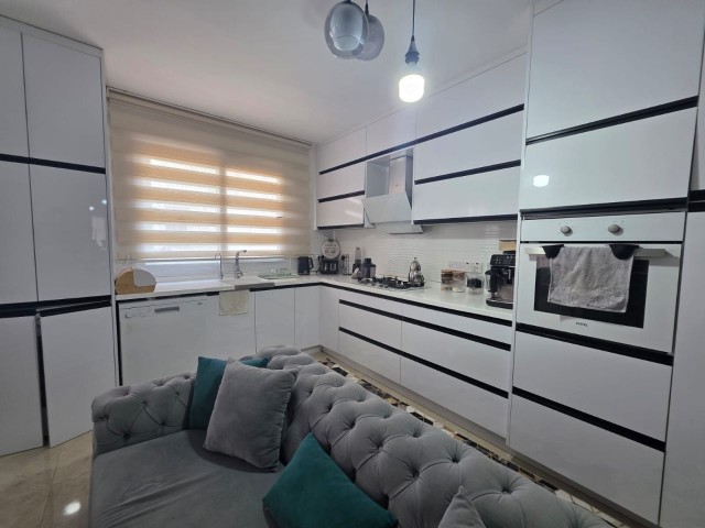 Girne Merkezde TÜRK KOÇANLI 3+1 masrafsız full eşyalı satılık daire - Fotoğraf 4
