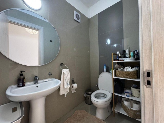 Girne Merkez'de Satılık Full Eşyalı Geniş Balkon 2+1 Daire | Deniz ve Dağ Manzaralı - Fotoğraf 1