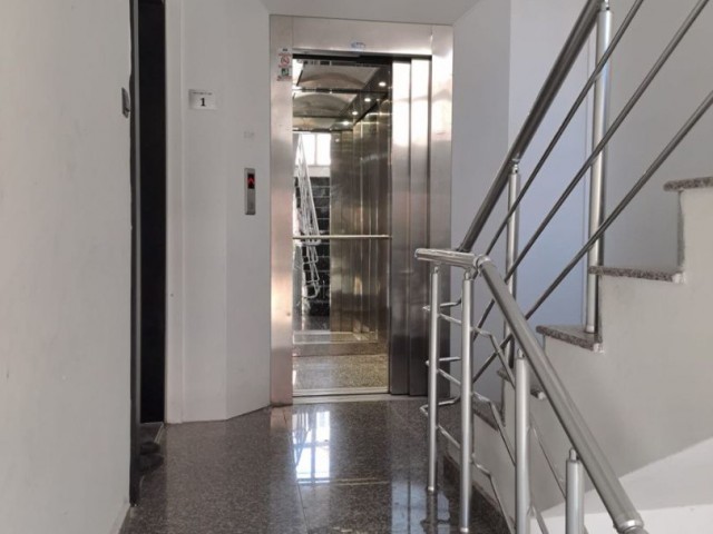 Girne Merkez'de Satılık Full Eşyalı Geniş Balkon 2+1 Daire | Deniz ve Dağ Manzaralı - Fotoğraf 2