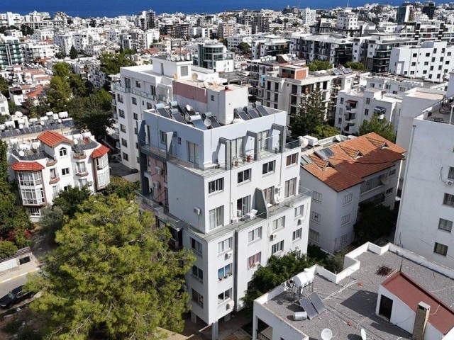 Girne Merkez'de Satılık Full Eşyalı Geniş Balkon 2+1 Daire | Deniz ve Dağ Manzaralı - Fotoğraf 3