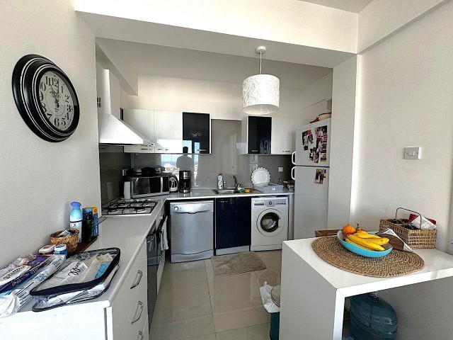 Girne Merkez'de Satılık Full Eşyalı Geniş Balkon 2+1 Daire | Deniz ve Dağ Manzaralı - Fotoğraf 4