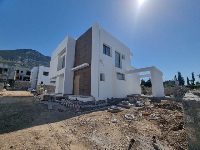Girne Lapta'da Bahçe ve Havuzlu Lüks Tasarımlı 3+1 Satılık Villa - Fotoğraf 2