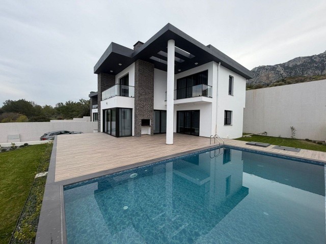 Türk Koçanlı Girne Zeytinlik’te Satılık 4+1 Villa – Özel Havuz, Bahçe ve Deniz Manzaralı