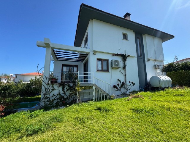 Girne, Çatalköy’de Satılık Bahçeli ve Havuzlu 4+1 Triplex Villa