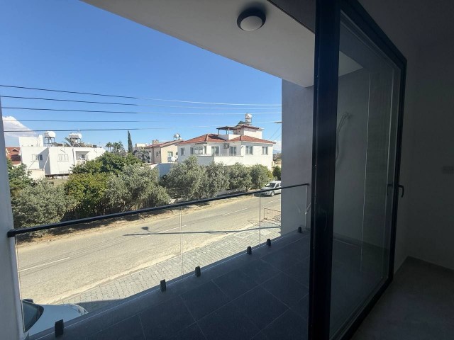 Lefkoşa Yenikent’te Çevresinde Villalar Bulunan Türk Koçanlı  2+1 Satılık Sıfır Daire