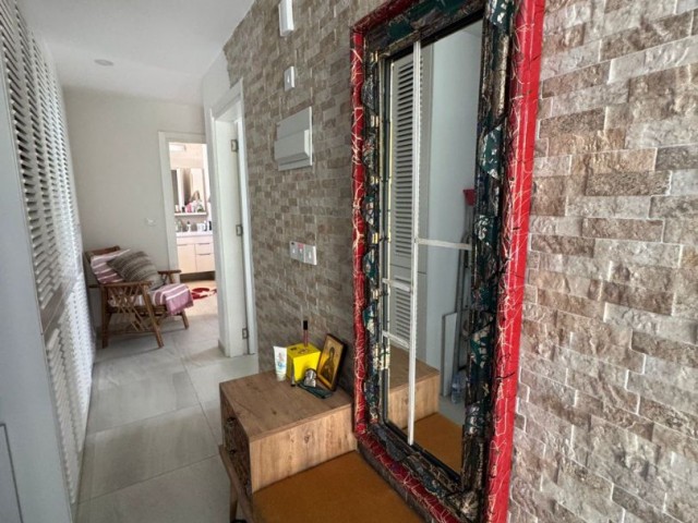 Girne Alsancak’ta, Escape Beach Karşısında Prestijli Sitede Satılık 2+1 full eşyalı Üst Kat Daire - Fotoğraf 1