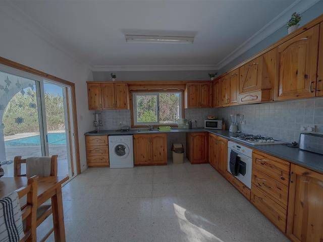 Girne, Lapta’da Şömineli, Özel Havuzlu, Bahçeli ve Deniz Manzaralı Geniş 4+2 Villa - Fotoğraf 1