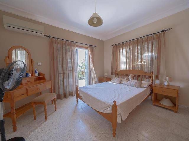 Girne, Lapta’da Şömineli, Özel Havuzlu, Bahçeli ve Deniz Manzaralı Geniş 4+2 Villa - Fotoğraf 2